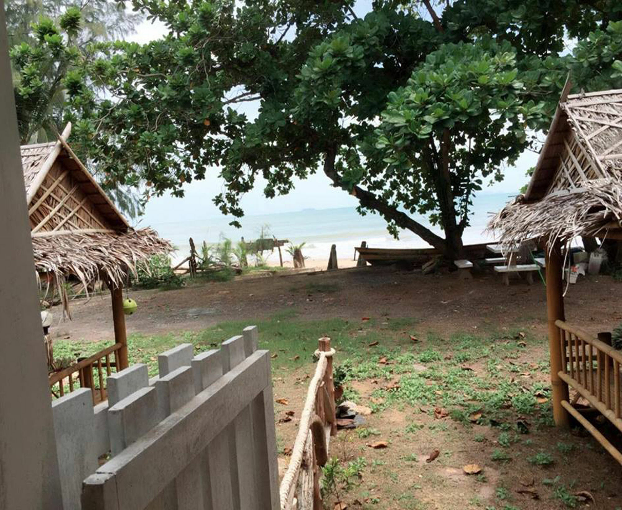 海滩边兰恩木屋 Ko Lanta 外观 照片